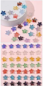 Détail macro de diverses perles en verre étoile de mer colorées pour bijoux DIY
