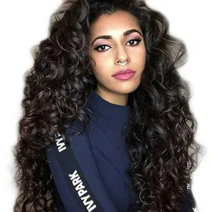 Lange golvende diepzwarte pruik met volumineuze krullen voor een stijlvolle look