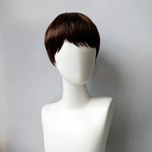 Detalle de peluca corta marrón oscuro con flequillo para mujeres de mediana edad en soporte