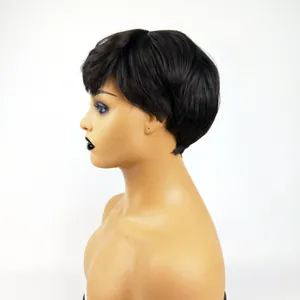 Profilo laterale di una parrucca nera taglio pixie con lucentezza naturale su manichino