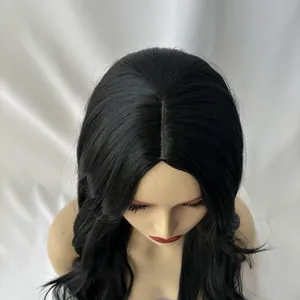 Parrucca lunga nera ondulata da donna con riga centrale realistica e texture naturale