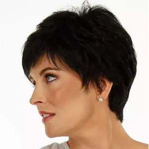 Parrucca corta nera scalata per donna con volume naturale e stile di taglio tipo pixie