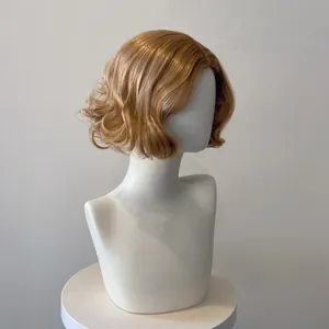 Détail d'une perruque courte bob blonde ondulée avec texture naturelle sur tête modèle