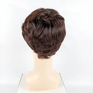 Achteraanzicht van korte golvende donkerbruine pruik met gelaagde textuur op een mannequin