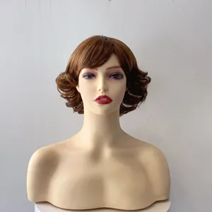 Perruque courte bouclée marron pour femme avec frange latérale et finition brillante