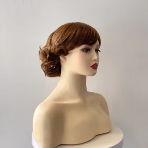 Vue latérale d'une perruque brune synthétique avec chignon bas élégant et frange latérale
