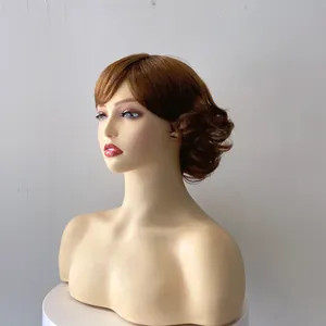 Vue latérale d'une perruque synthétique courte ondulée rouge-brun pour femme sur modèle