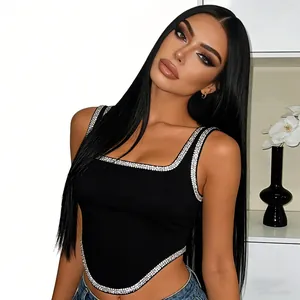 Gros plan du corset noir ajusté avec bords en strass et ourlet en forme de V inversé