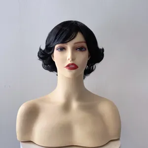 Perruque synthétique noire courte et ondulée pour femme avec une coiffure à raie latérale