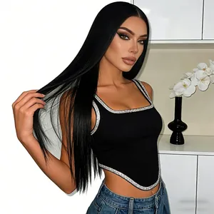 Haut court noir sans manches avec strass et ourlet en V sur un jean bleu