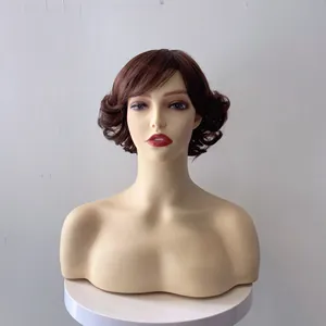 Élégante perruque courte bouclée auburn pour femme avec frange latérale et ondulations