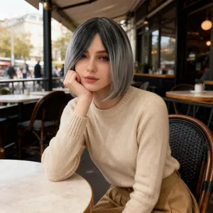 Parrucca corta bob liscia grigio sfumato con frangia per donna stile moderno