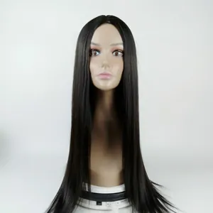 Texture détaillée d'une longue perruque noire lisse avec raie au milieu sur mannequin