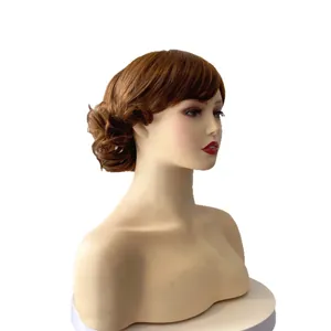 Perruque brune courte bouclée avec frange latérale et chignon bas pour femmes mûres