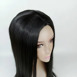 Détail de cheveux synthétiques longs et lisses noir naturel sur une tête de mannequin