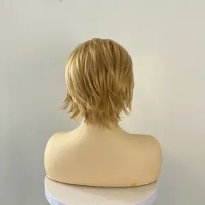 Vue de face d'une perruque courte blonde synthétique sur un mannequin pour cosplay