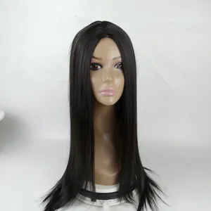 Détail de la texture d'une perruque synthétique longue et lisse noire sur un mannequin