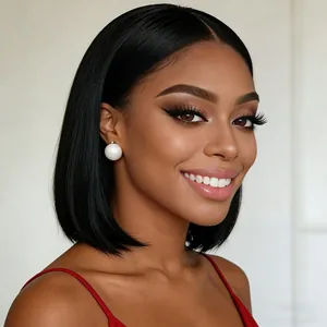 Elegante große weiße Perlenohrstecker an Model mit schwarzem schulterlangem Bob-Haar