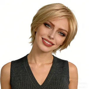 Perruque courte blonde pour femmes avec frange latérale et dégradé au style naturel chic