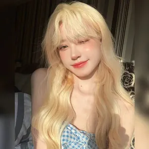 Detalle de peluca cosplay rubia larga ondulada con flequillo y textura suave