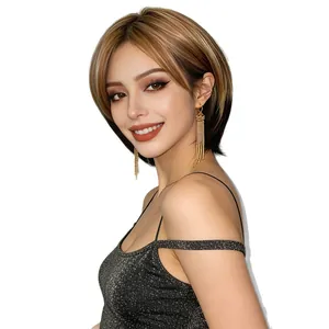 Kurze hellbraune Bob-Perücke mit blonden Highlights und stilvollen Gold-Ohrringen