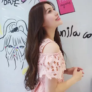 Detalle del vestido de encaje rosa claro con bordados florales 3D y diseño sin hombros