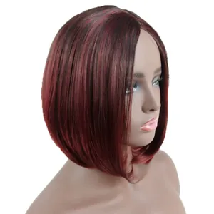 Seitenansicht der glatten weinroten Ombre-Bob-Perücke mit Mittelscheitel für Damen