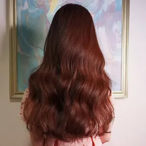 Vista detallada de peluca larga ondulada marrón rojizo con ondas naturales y con volumen