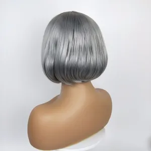 Dettaglio della parrucca bob grigio argento con capelli lisci e punte curve su manichino