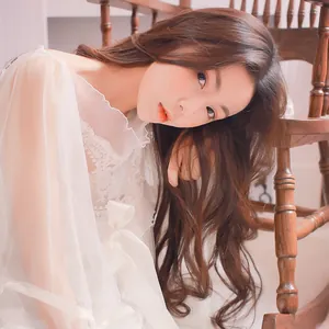 Detalle del bordado de encaje blanco crema y el lazo en el elegante vestido