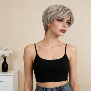 Κοντή φιλαριστή περούκα pixie σε ξανθό σαντρέ και ασημί ανταύγειες σε μοντέλο