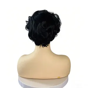 Vue arrière détaillée d'une perruque noire courte et bouclée au rendu très naturel