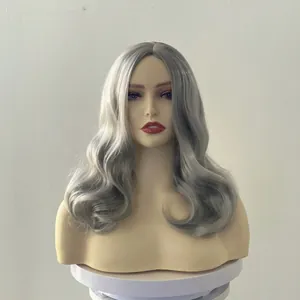 Détail de la perruque longue ondulée gris argenté sur un mannequin pour femme en studio