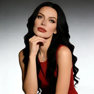 Elegante collana a catena in argento con ciondolo floreale su modella in rosso