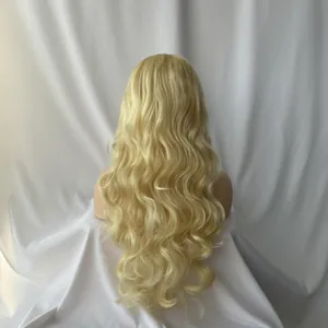 Vista trasera de una peluca larga ondulada rubio claro con textura de ondas grandes
