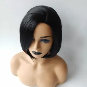 Vue de dessus d'une perruque Bob synthétique noire lisse avec raie latérale sur mannequin