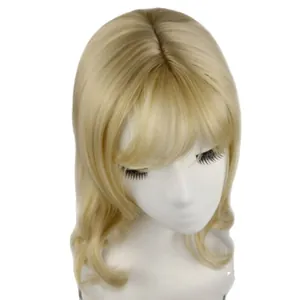 Lange golvende goudblonde pruik met luchtige pony op een wit modelhoofd