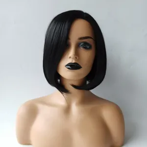 Détail de la fibre synthétique noire lisse sur cette perruque Bob avec raie latérale