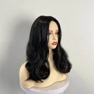 Détail de la perruque synthétique longue et ondulée noire avec raie au milieu sur mannequin