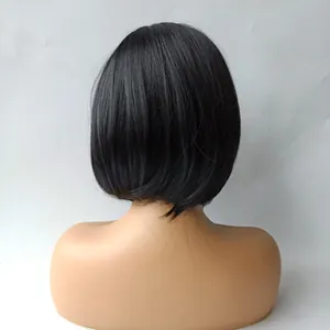 Vue arrière d'une perruque bob noire classique en fibres avec pointes recourbées