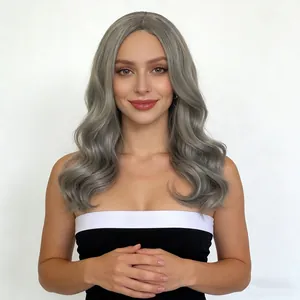 Vue de face du mannequin portant une longue perruque gris argenté bouclée avec raie