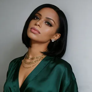 Collier doré multi-rangs et boucles d'oreilles diamant portés sur une robe en satin vert