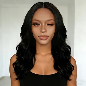 Perruque synthétique longue noire ondulée avec raie au milieu et boucles volumineuses