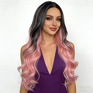 Vue détaillée de la perruque longue ondulée avec dégradé du noir au rose clair