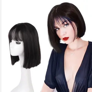 Kurze schwarze Bob-Perücke mit Pony auf Model und Mannequin vor weißem Hintergrund