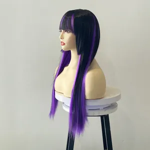 Detalle de la peluca larga y lisa estilo Hime con reflejos negros y morados