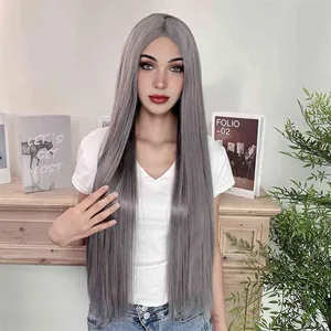 Silbergraue lange glatte Lace-Front-Perücke mit Mittelscheitel auf einer Schaufensterpuppe