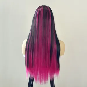 Detalle de peluca larga lisa negra con mechas rosa vibrante de alta calidad
