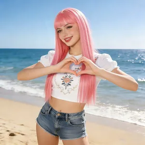 Lange glatte hellrosa Perücke mit Pony auf einem Modell an einem Strand