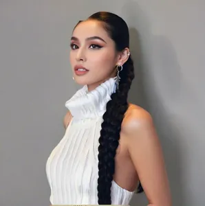 Élégantes boucles d'oreilles longues glands argentés portées par un mannequin avec tresse